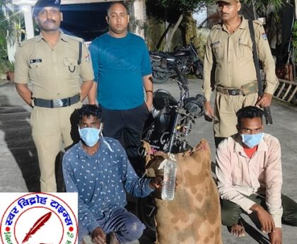 चोरगलिया पुलिस ने मोटरसाइकिल से शराब की तस्करी कर रहे 02 व्यक्तियों को 395 पाउच अवैध शराब के साथ किया गिरफ्तार ! नैनीताल पुलिस का नशे पर वार लगातार !