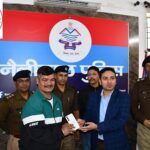 29.60 लाख रुपए के 160 मोबाइल फोन नैनीताल पुलिस ने ढूंढ निकाले ! SSP नैनीताल ने हल्द्वानी में मोबाइल स्वामियों को फोन किए सुपुर्द, चेहरे पर लौटाई मुस्कान ! नैनीताल पुलिस ने वर्ष में अभी तक 74.74 लाख रुपए के कुल 404 मोबाइल फोन किए बरामद !