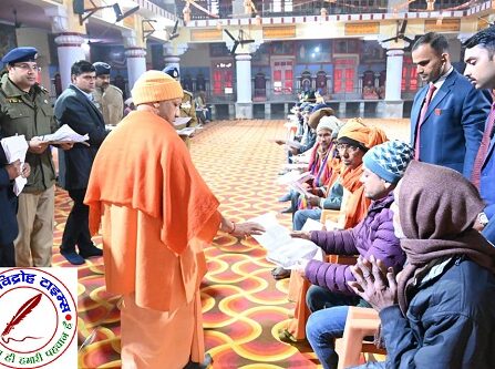CM योगी ने गोरखनाथ मंदिर में जनता दर्शन में आए लोगों से की मुलाकात !