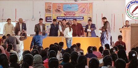 स्मार्ट फोन पाकर खिल उठे बच्चो के चेहरे !