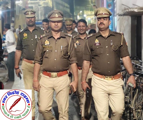 आगामी त्यौहारो को लेकर राजघाट पुलिस अलर्ट ! राजघाट पुलिस ने पैदल गश्त कर आमजनमानस में कराया सुरक्षा का एहसास ! थाना प्रभारी राजघाट सदानंद सिन्हा ने सड़क पर अवैध अतिक्रमण करने वालो को दी सख्त चेतावनी !