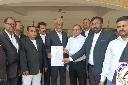डिस्ट्रिक्ट बार एसोसिएशन की मांग प्रस्तावित एडवोकेट संशोधन विधेयक को तुरन्त वापस लिया जाए ! डिस्ट्रिक्ट बार एसोसिएशन सोनभद्र के अध्यक्ष एड जगजीवन सिंह के नेतृत्व में अधिवक्तागण ने DM सोनभद्र के माध्यम से महामहिम राष्ट्रपति महोदय न्यू दिल्ली को नौ सूत्रीय ज्ञापन पत्र सोपा !