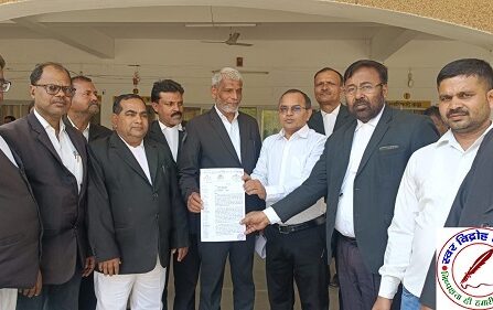 डिस्ट्रिक्ट बार एसोसिएशन की मांग प्रस्तावित एडवोकेट संशोधन विधेयक को तुरन्त वापस लिया जाए ! डिस्ट्रिक्ट बार एसोसिएशन सोनभद्र के अध्यक्ष एड जगजीवन सिंह के नेतृत्व में अधिवक्तागण ने DM सोनभद्र के माध्यम से महामहिम राष्ट्रपति महोदय न्यू दिल्ली को नौ सूत्रीय ज्ञापन पत्र सोपा !