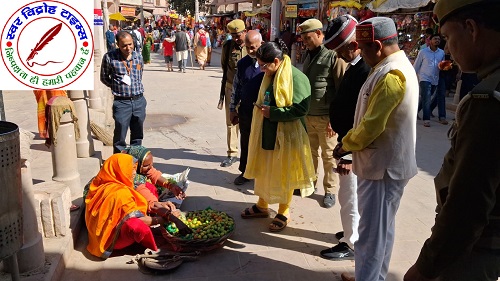 सबरी के बेर खाई जिलाधिकारी प्रियंका निरंजन ! बुजुर्ग महिला ने अपने हाथों से चुन चुन कर बेर दी खाने के लिए !