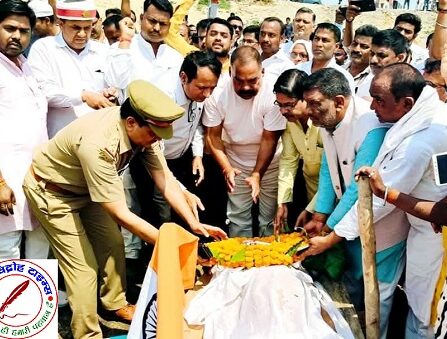 पंचतत्व में विलीन हुए भाजपा के पूर्व जिलाध्यक्ष प्रो. राम अधार गुप्त ! राजकीय सम्मान के साथ सरयू तट पर हुआ दाह - संस्कार, बड़े पुत्र विवेक ने दी मुखाग्नि !