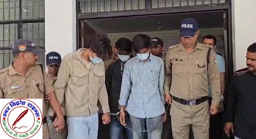 काठगोदाम के खेड़ा में हुए जेवरात चोरी का SP सिटी ने किया पर्दाफाश ! घर से चोरी कर गोलानदी के पास जंगल मे गड्ढे में छुपाये थे जेवर ! 03 शातिर चोर चढ़े काठगोदाम पुलिस के हत्थे ! शतप्रतिशत बरामदगी पर SSP नैनीताल ने पुलिस टीम को किया पुरूस्कृत !