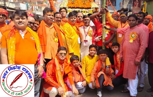 सरजमीं झंडे व अबीर गुलाल से केसरिया रंग में रंग गई ! सुरक्षा के दृष्टिकोण से पुलिस बल छावनी में तब्दील ! अनपरा में महावीरी झंडा शोभायात्रा मे उमड़ा ऐतिहासिक जन सैलाब !