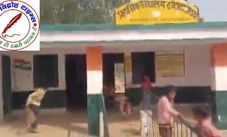 प्राथमिक विद्यालय में बच्चों से झाड़ू लगवाने का वीडियो वायरल ! शिक्षा विभाग ने लिया संज्ञान !