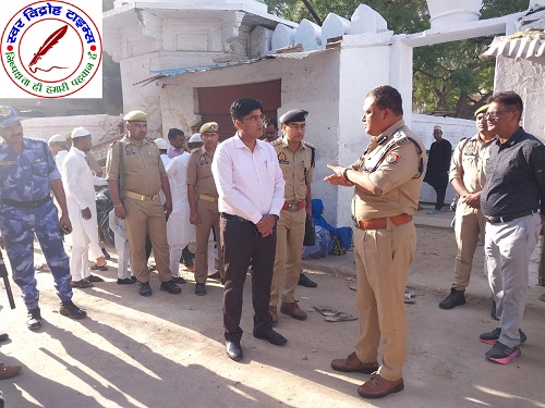 DM प्रियंका निरंजन स्वयं ही मां के भक्तों सुविधाएं प्रदान करते हुए दे रही दिखाई !