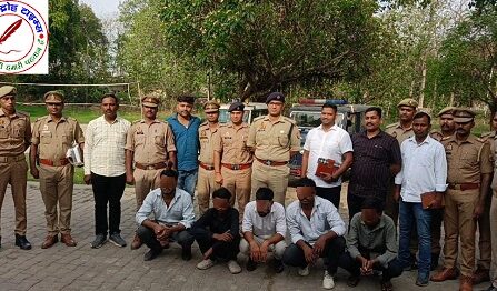 25 लाख के जेवर की लूट का पुलिस ने किया पर्दाफाश ! पांच लूटेरो को पुलिस ने गिरफ्तार कर भेजा सलाखों के पीछे लूट का सारा माल बरामद ! राजघाट पुलिस, स्वाट टीम और एसओजी टीम के संयुक्त प्रयास से पकड़े गए लूटेरे ! SP सिटी अभिनव त्यागी और सीओ कोतवाली ओंकार दत्त तिवारी ने प्रेस वार्ता कर दी जानकारी !