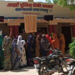 सहजनवा थाना क्षेत्र के घघसरा पुलिस चौकी पर सोमवार को रिठुआखोर की समूह की महिलाओं ने प्रदर्शन किया और प्रशासन से न्याय की गुहार लगाई !