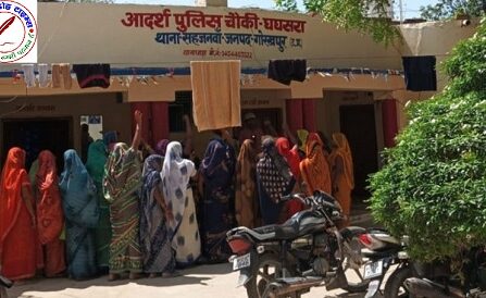 सहजनवा थाना क्षेत्र के घघसरा पुलिस चौकी पर सोमवार को रिठुआखोर की समूह की महिलाओं ने प्रदर्शन किया और प्रशासन से न्याय की गुहार लगाई !