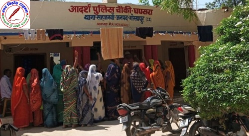 सहजनवा थाना क्षेत्र के घघसरा पुलिस चौकी पर सोमवार को रिठुआखोर की समूह की महिलाओं ने प्रदर्शन किया और प्रशासन से न्याय की गुहार लगाई !