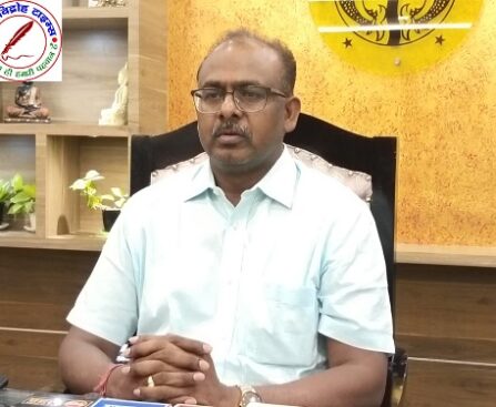 DM संतोष कुमार शर्मा की सख्त कार्यवाही, फरेंदा तहसील प्रभारी कानूनगो उपेन्द्र नाथ त्रिपाठी को किया सस्पेंड !