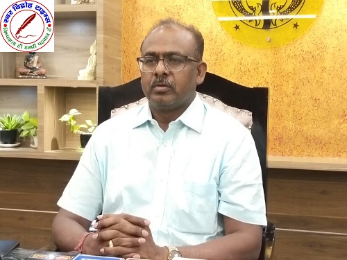 DM संतोष कुमार शर्मा की सख्त कार्यवाही, फरेंदा तहसील प्रभारी कानूनगो उपेन्द्र नाथ त्रिपाठी को किया सस्पेंड !