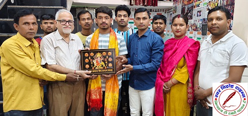 एक समाज श्रेष्ठ समाज संस्था ने CBSE बोर्ड की परीक्षा में गुरुतेग बहादुर स्कूल के टॉपर मनीष साहू का स्वागत किया !