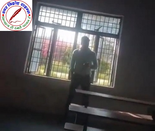 आगरा के डॉ. भीमराव अंबेडकर विश्वविद्यालय में नकल का वीडियो वायरल, परीक्षा व्यवस्था पर उठे सवाल !
