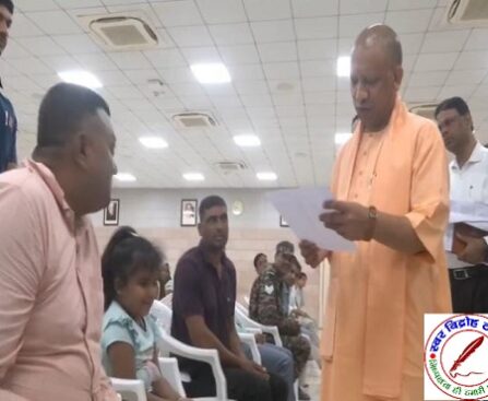 "प्लीज़... मेरा स्कूल में एडमिशन करा दीजिए", सीएम योगी से मासूम बच्ची की गुहार, मुस्कुराकर दिया दिल जीतने वाला जवाब !