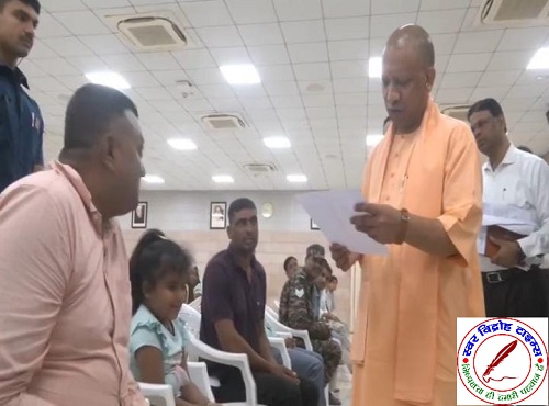 "प्लीज़... मेरा स्कूल में एडमिशन करा दीजिए", सीएम योगी से मासूम बच्ची की गुहार, मुस्कुराकर दिया दिल जीतने वाला जवाब !