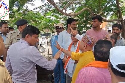 SDM और वरिष्ठ समाजसेवी के बीच भयंकर गहमा गहमी ! वीडियो वायरल !
