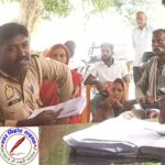 महाराजगंज पुरन्दरपुर में महिला को जमीन पर बैठाकर की सुनवाई !