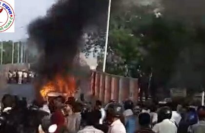 फ्लाईओवर पर गाड़ी धू धू कर जल उठी ! सवार लोग बाल बाल बचे !