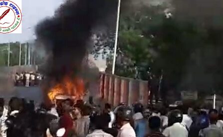 फ्लाईओवर पर गाड़ी धू धू कर जल उठी ! सवार लोग बाल बाल बचे !