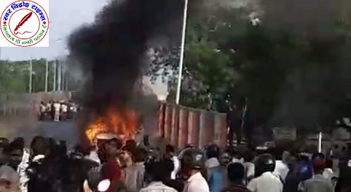 फ्लाईओवर पर गाड़ी धू धू कर जल उठी ! सवार लोग बाल बाल बचे !