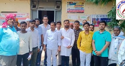 अघोषित बिजली कटौती से त्रस्त उपभोक्ताओं ने घेराव कर विभागीय कार्यालय पर प्रदर्शन किया !