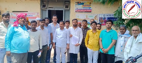 अघोषित बिजली कटौती से त्रस्त उपभोक्ताओं ने घेराव कर विभागीय कार्यालय पर प्रदर्शन किया !
