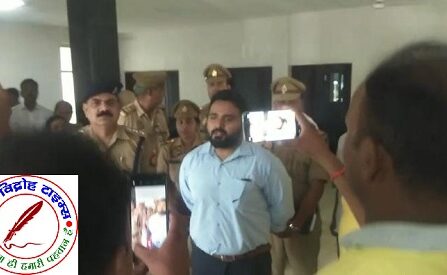 13 दिनो से बिजली की अघोषित कटौती से क्षुब्ध रहवासियो टेंट लगा कर ग्रामीण सड़क पर बैठे !