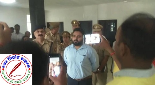 13 दिनो से बिजली की अघोषित कटौती से क्षुब्ध रहवासियो टेंट लगा कर ग्रामीण सड़क पर बैठे !