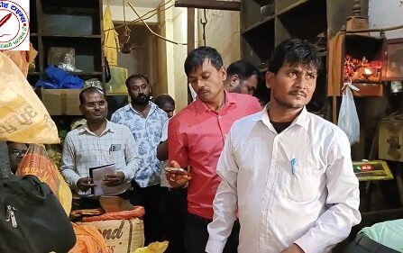 फूड विभाग की टीम ने साहबगंज में नकली मसाले की फैक्ट्री पर की छापेमारी, लिए नमूने ! एक्सपायर मसाले में कलर मिलाकर किया जा रहा था तैयार ! चंद पैसे के लालच में लोगों के स्वास्थ्य के साथ कर रहे हैं खिलवाड़ !