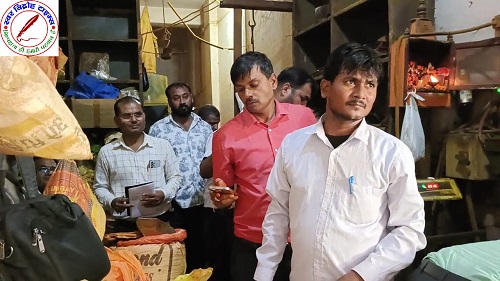 फूड विभाग की टीम ने साहबगंज में नकली मसाले की फैक्ट्री पर की छापेमारी, लिए नमूने ! एक्सपायर मसाले में कलर मिलाकर किया जा रहा था तैयार ! चंद पैसे के लालच में लोगों के स्वास्थ्य के साथ कर रहे हैं खिलवाड़ !