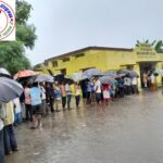 यूरिया की लाइन में डटे रहे बहादुरी के किसान !