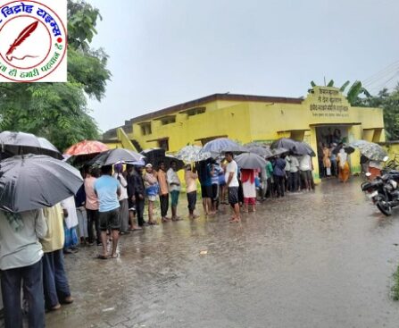 यूरिया की लाइन में डटे रहे बहादुरी के किसान !