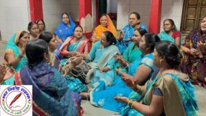 चुनार नगर के ऐबकपुर मोहाना स्थित शिवाला पर कजली प्रस्तुत करती महिलाएं ! 