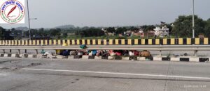 चुनार हाइवे के डिवाइडर पर पड़ा श्रद्धालुओं का सामान ! 