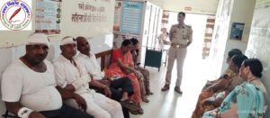 चुनार सामुदायिक स्वास्थ्य केंद्र चचेरी मोड़ में उपचार के बाद बैठे घायल ! 