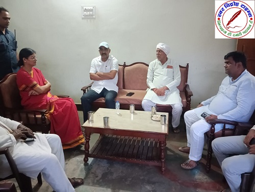 केंद्रीय राज्य मंत्री अनुप्रिया पटेल ने शोक संतप्त परिवार से मिलकर व्यक्त की संवेदना ! पूर्व मंडल अध्यक्ष सीखड़ प्रमोद कुमार पांडेय के भाई की पुत्रवधु की हो गई थी मौत !