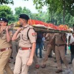SP बलिया एवं अधिकारी / कर्मचारीगण द्वारा पुलिस लाइन बलिया में मृतक आरक्षी को दी गयी नम आंखों से श्रद्धांजलि !