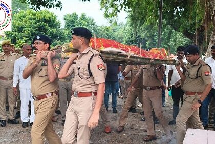 SP बलिया एवं अधिकारी / कर्मचारीगण द्वारा पुलिस लाइन बलिया में मृतक आरक्षी को दी गयी नम आंखों से श्रद्धांजलि !