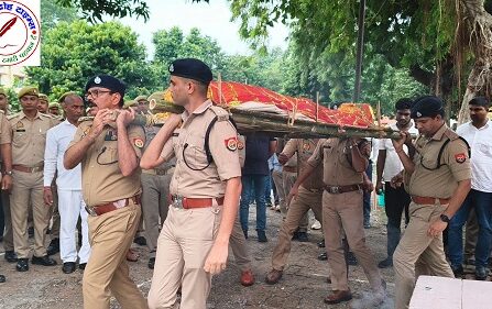 SP बलिया एवं अधिकारी / कर्मचारीगण द्वारा पुलिस लाइन बलिया में मृतक आरक्षी को दी गयी नम आंखों से श्रद्धांजलि !