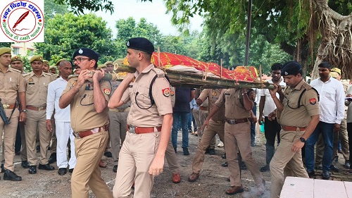 SP बलिया एवं अधिकारी / कर्मचारीगण द्वारा पुलिस लाइन बलिया में मृतक आरक्षी को दी गयी नम आंखों से श्रद्धांजलि !