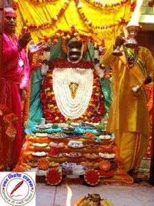 बड़ी शीतला माता का भव्य श्रृंगार देख भक्त हुए निहाल ! बेला, गुलाब, चमेली और गेंदा के फूल से किया गया मां का श्रृंगार !
