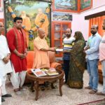 मुख्यमंत्री योगी ने दीपक गुप्ता के परिजनों से मुलाकात कर ₹5 लाख रुपए की आर्थिक सहायता दी !