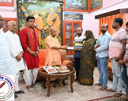 मुख्यमंत्री योगी ने दीपक गुप्ता के परिजनों से मुलाकात कर ₹5 लाख रुपए की आर्थिक सहायता दी !