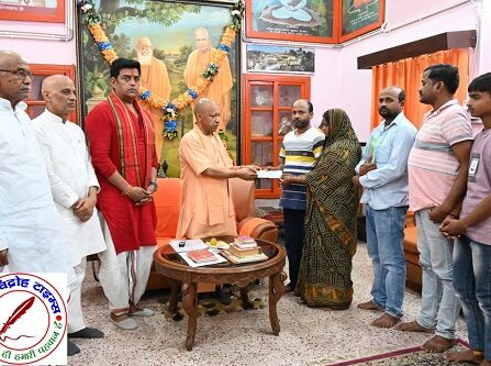 मुख्यमंत्री योगी ने दीपक गुप्ता के परिजनों से मुलाकात कर ₹5 लाख रुपए की आर्थिक सहायता दी !