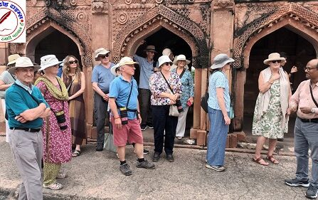 विदेशी पर्यटकों ने ऐतिहासिक चुनार दुर्ग कि भव्यता को देखा !