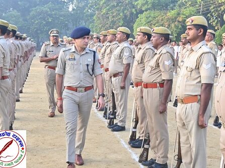 महाराजगंज में "साप्ताहिक परेड का आयोजन" ! SP ने ली परेड की सलामी ! पुलिसकर्मियों को शारीरिक फिटनेस और मधुर व्यवहार के दिए निर्देश ! रिक्रूटों के प्रशिक्षण / समस्याओं से हुए रूबरू, पुलिस लाइन का किया निरीक्षण !